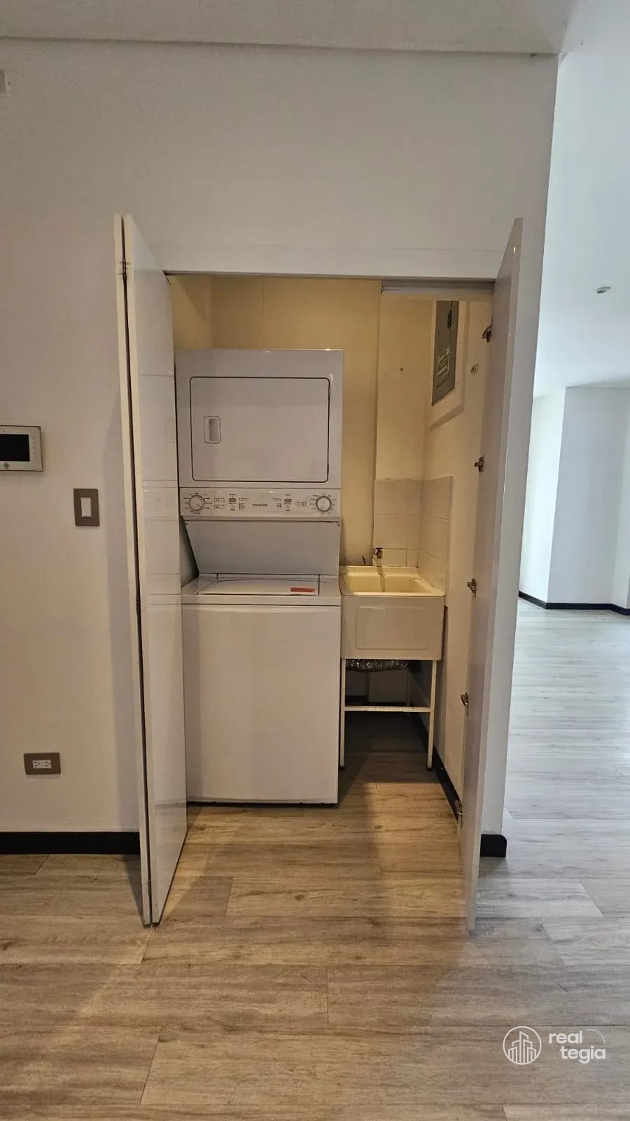 APARTAMENTO EN LIRIOS DE CAYALÁ ZONA 16 — Apartamento en Alquiler en Zona 16, Guatemala, Ciudad — foto 9 de 17