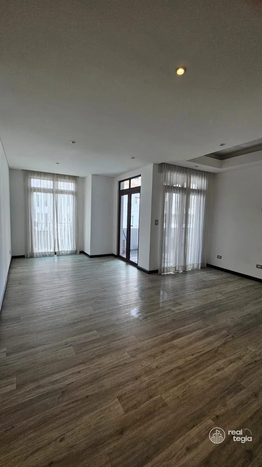 APARTAMENTO EN LIRIOS DE CAYALÁ ZONA 16 — Apartamento en Alquiler en Zona 16, Guatemala, Ciudad — foto 5 de 17