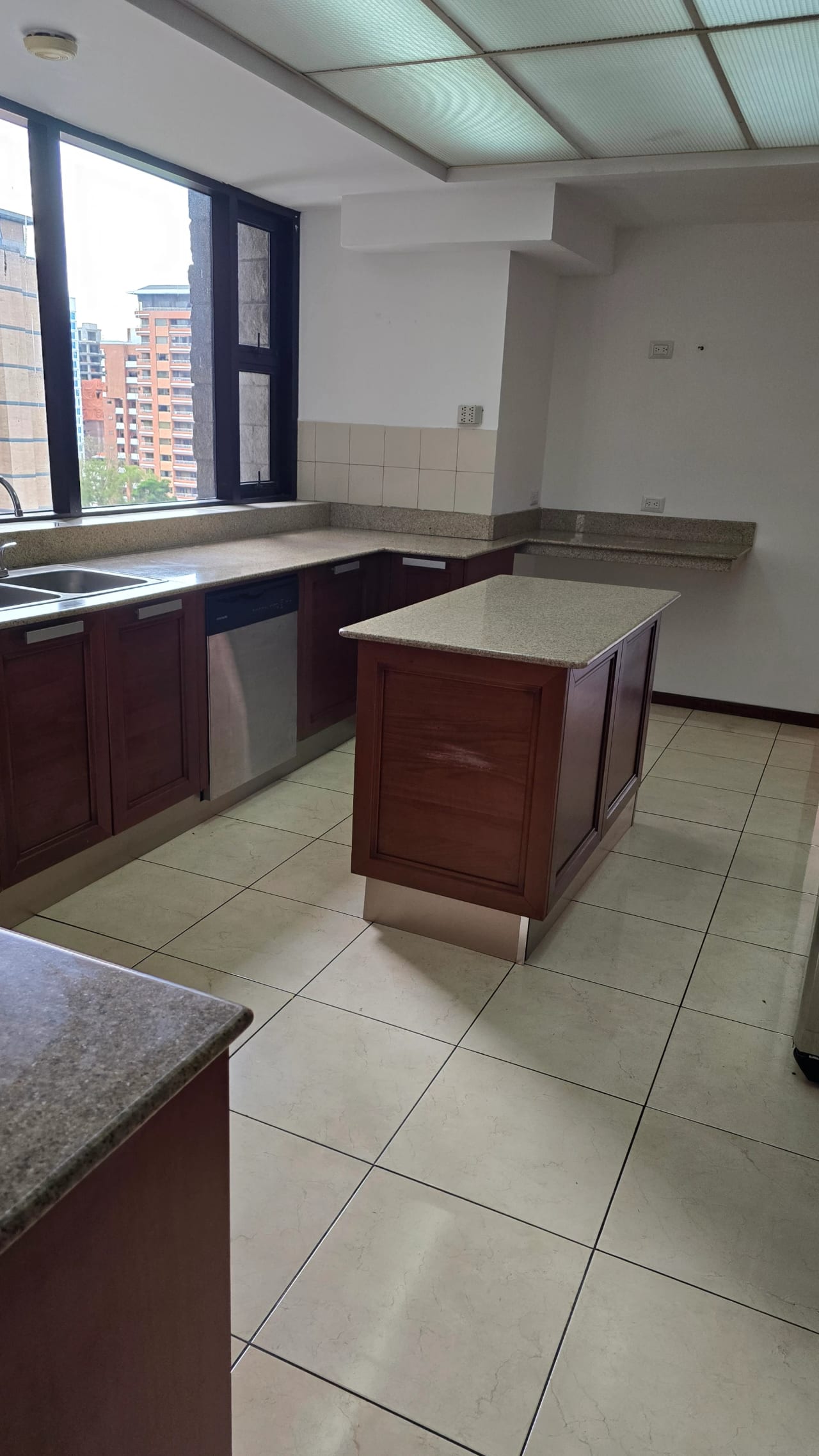 zona 10 Amplio apartamento en renta — Apartamento en Alquiler en Tiffany, Zona 10, Guatemala, Ciudad — foto 4 de 13