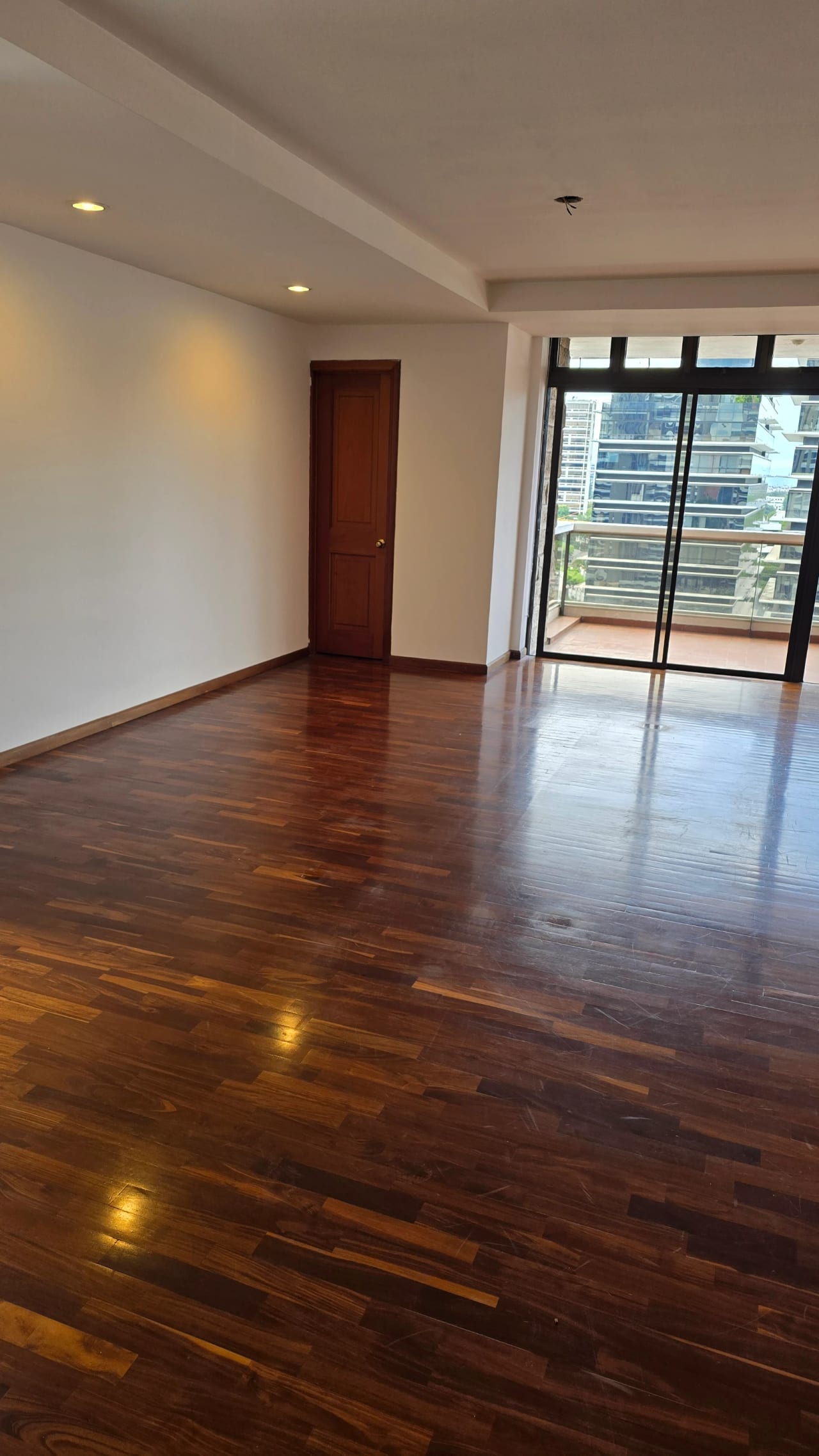 zona 10 Amplio apartamento en renta — Apartamento en Alquiler en Tiffany, Zona 10, Guatemala, Ciudad — foto 5 de 13