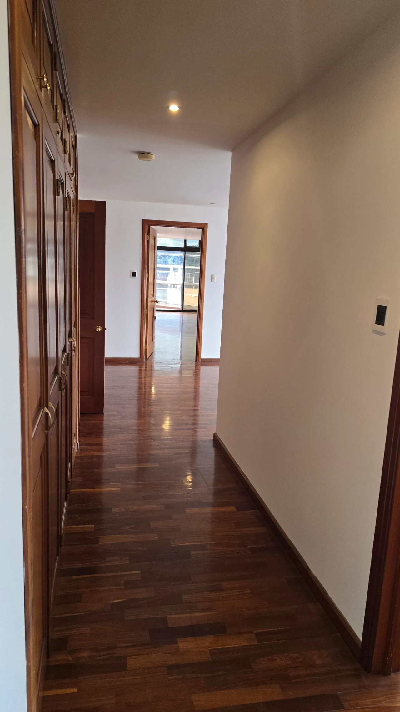 zona 10 Amplio apartamento en renta — Apartamento en Alquiler en Tiffany, Zona 10, Guatemala, Ciudad — foto 6 de 13