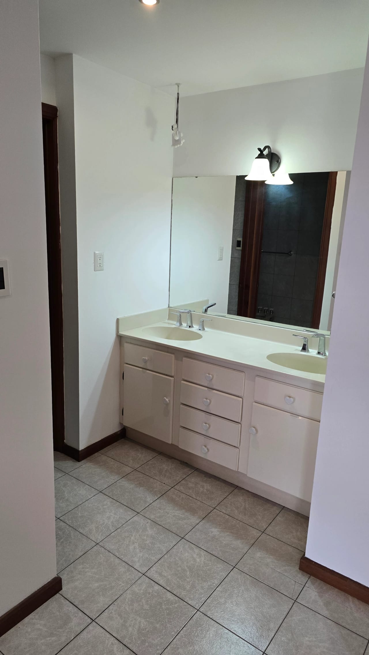 zona 10 Amplio apartamento en renta — Apartamento en Alquiler en Tiffany, Zona 10, Guatemala, Ciudad — foto 8 de 13