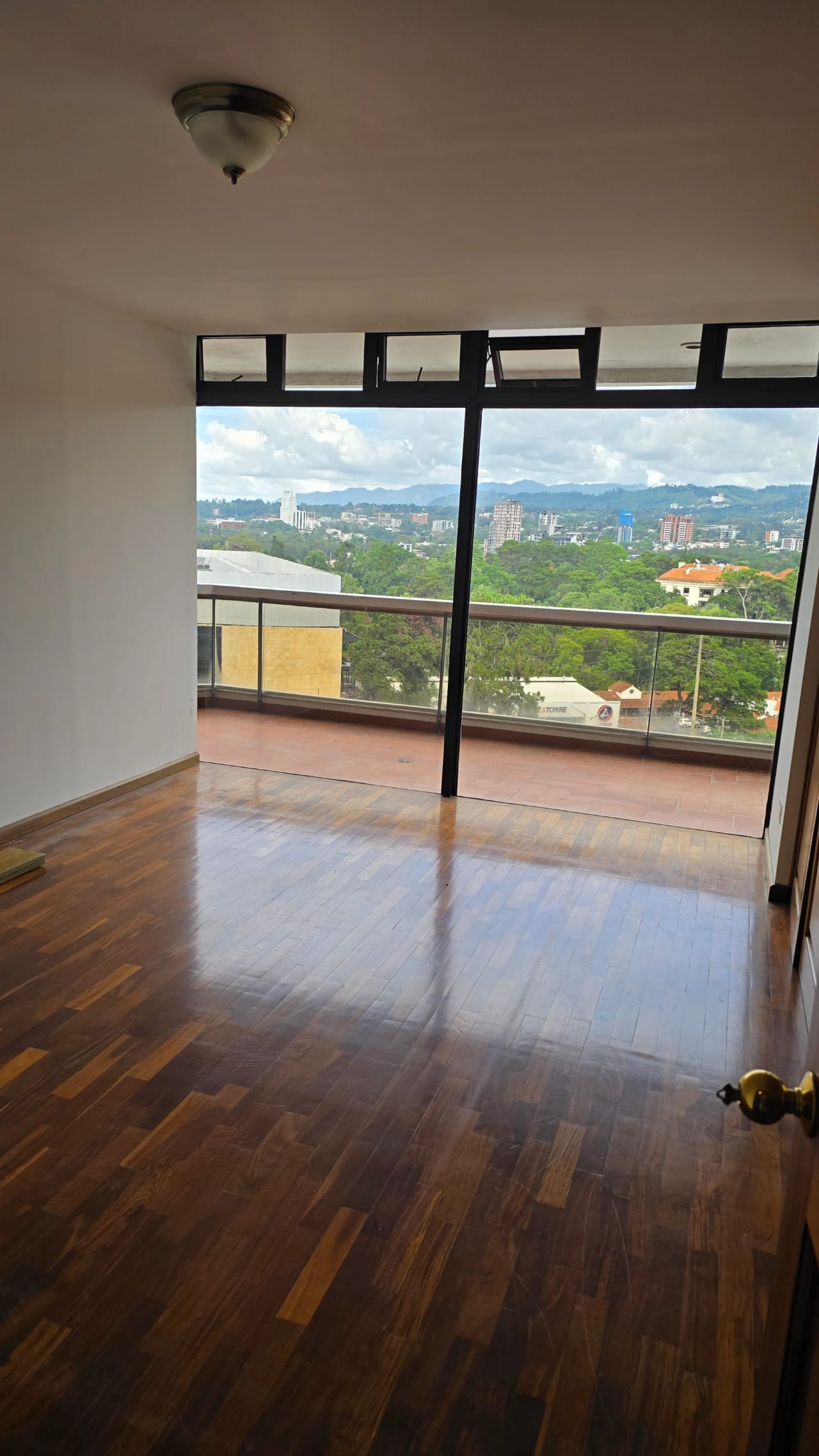 zona 10 Amplio apartamento en renta — Apartamento en Alquiler en Tiffany, Zona 10, Guatemala, Ciudad — foto 9 de 13