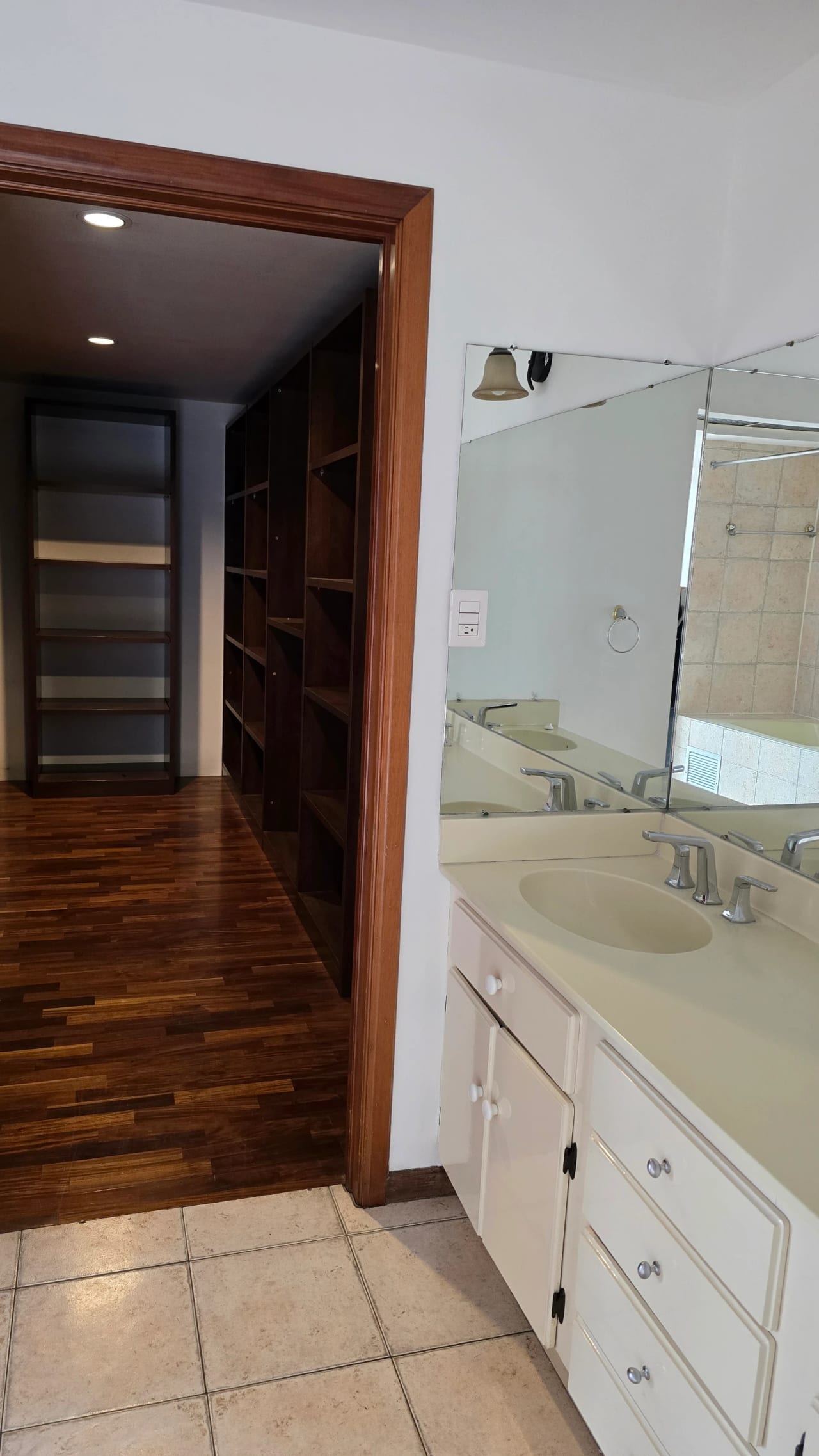 zona 10 Amplio apartamento en renta — Apartamento en Alquiler en Tiffany, Zona 10, Guatemala, Ciudad — foto 10 de 13