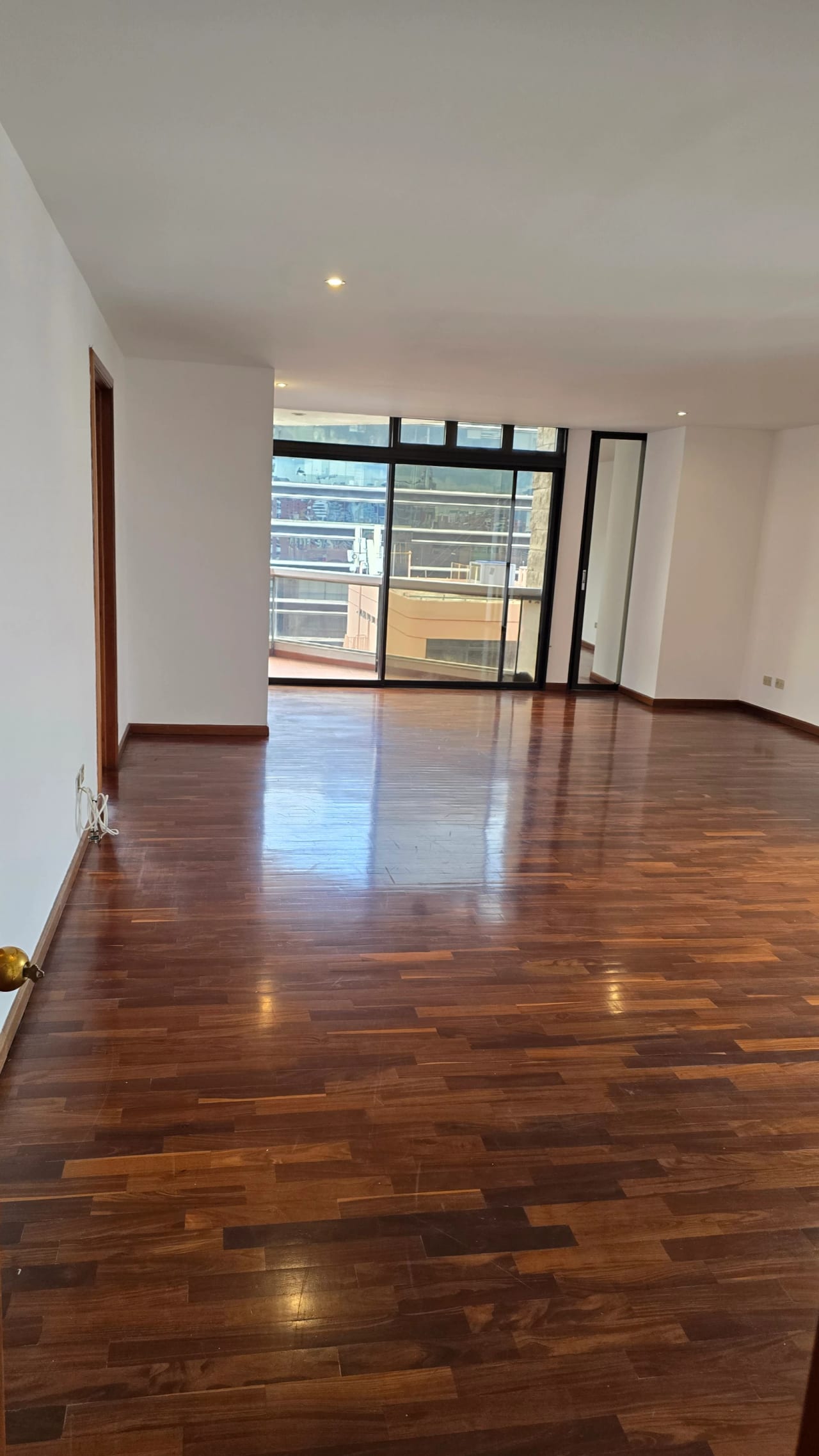 zona 10 Amplio apartamento en renta — Apartamento en Alquiler en Tiffany, Zona 10, Guatemala, Ciudad — foto 11 de 13