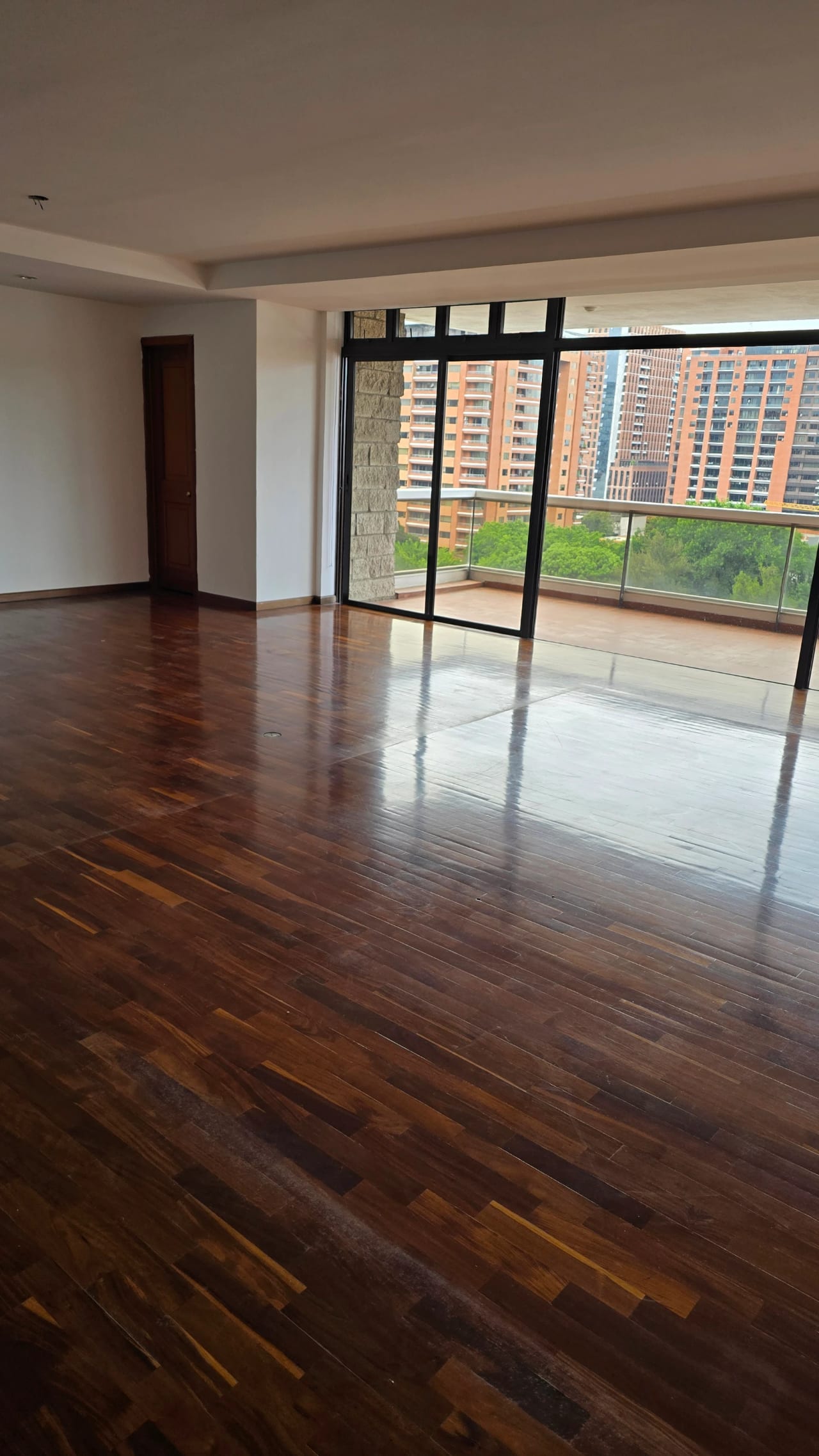 zona 10 Amplio apartamento en renta — Apartamento en Alquiler en Tiffany, Zona 10, Guatemala, Ciudad — foto 2 de 13