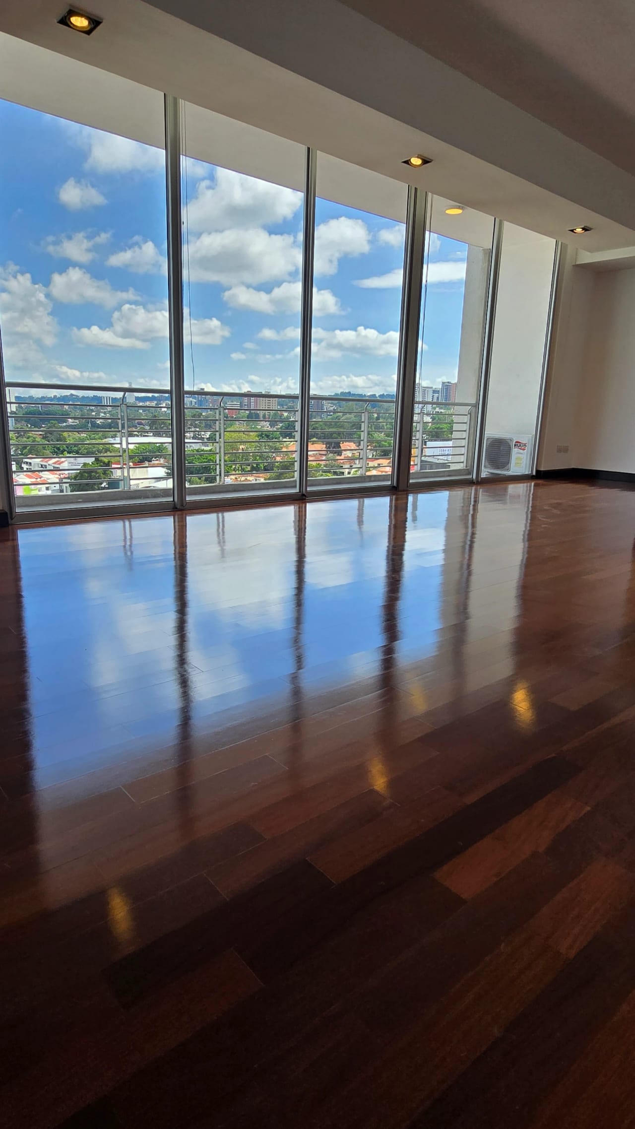 Amplio apartamento en alquiler en zona 10 — Apartamento en Alquiler en 19-10, Zona 10, Guatemala, Ciudad — foto 1 de 6