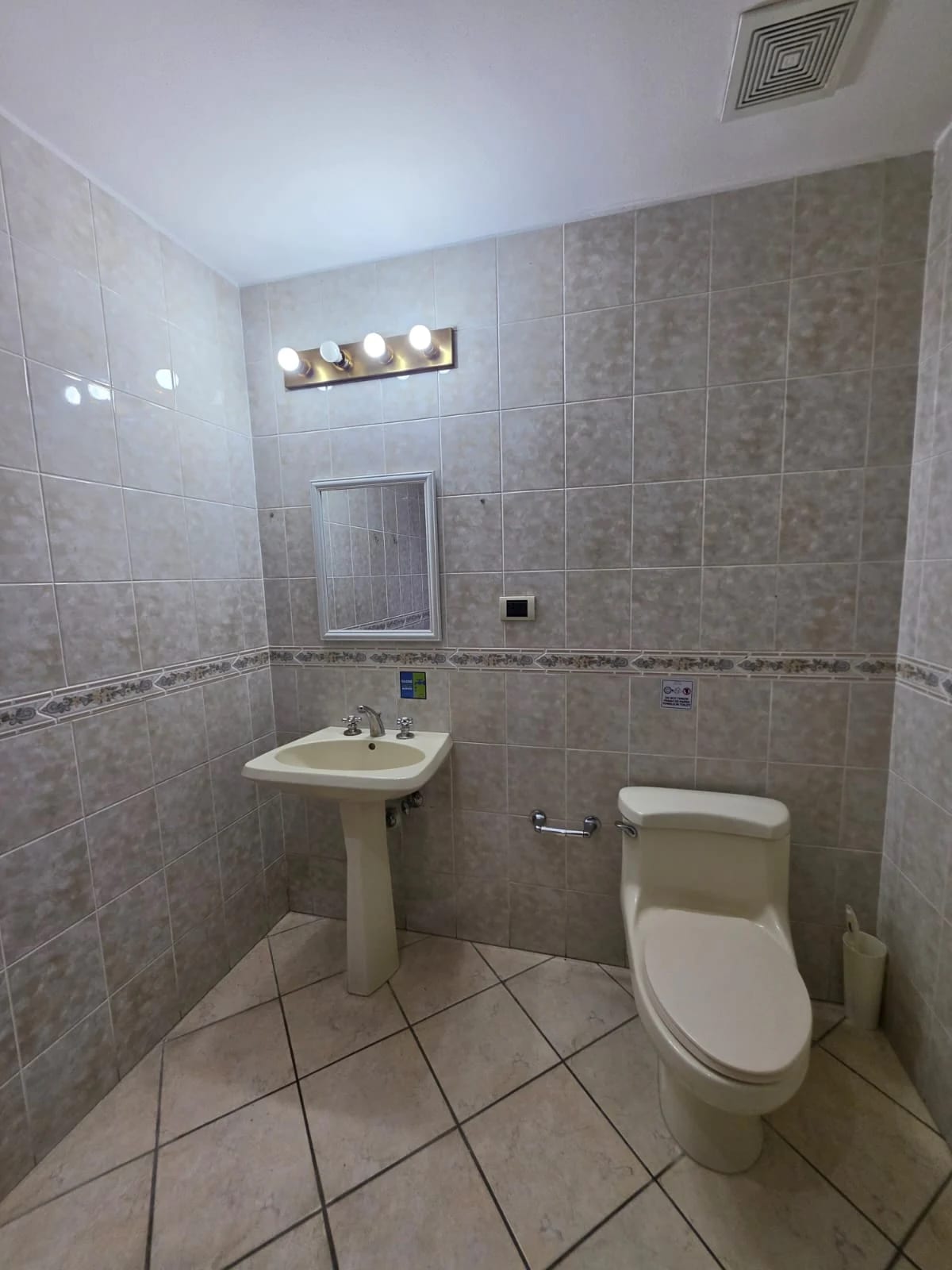 Apartamento Amueblado en Renta Zona 10 cod.CA37052 — Apartamento en Alquiler en Zona 10, Guatemala, Ciudad — foto 9 de 10