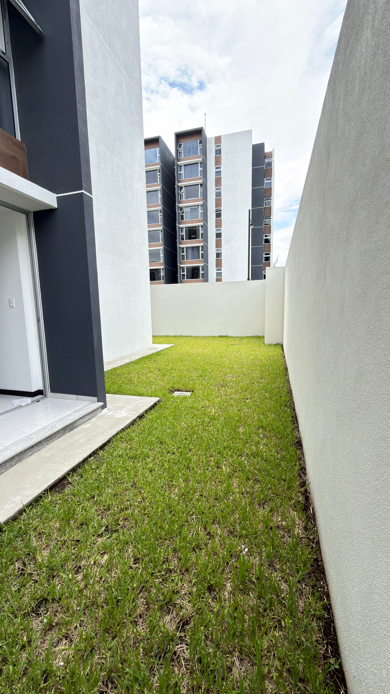 APARTAMENTO EN RENTA CON AMPLIO JARDÍN — Apartamento en Alquiler en Condado Naranjo, Zona 4 Mixco, Guatemala, Ciudad — foto 9 de 16