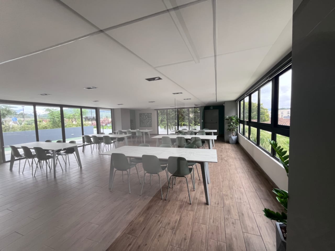 APARTAMENTO EN RENTA CON AMPLIO JARDÍN — Apartamento en Alquiler en Condado Naranjo, Zona 4 Mixco, Guatemala, Ciudad — foto 15 de 16