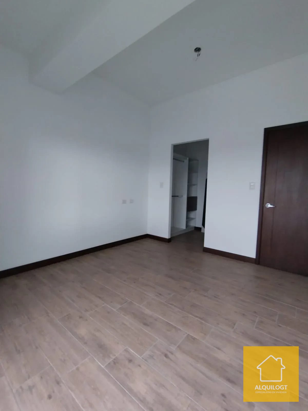 Apartamento Remodelado en Casalini Zona 10 Doble Altura — Apartamento en Alquiler en Cassalini, Zona 10, Guatemala, Ciudad — foto 10 de 17