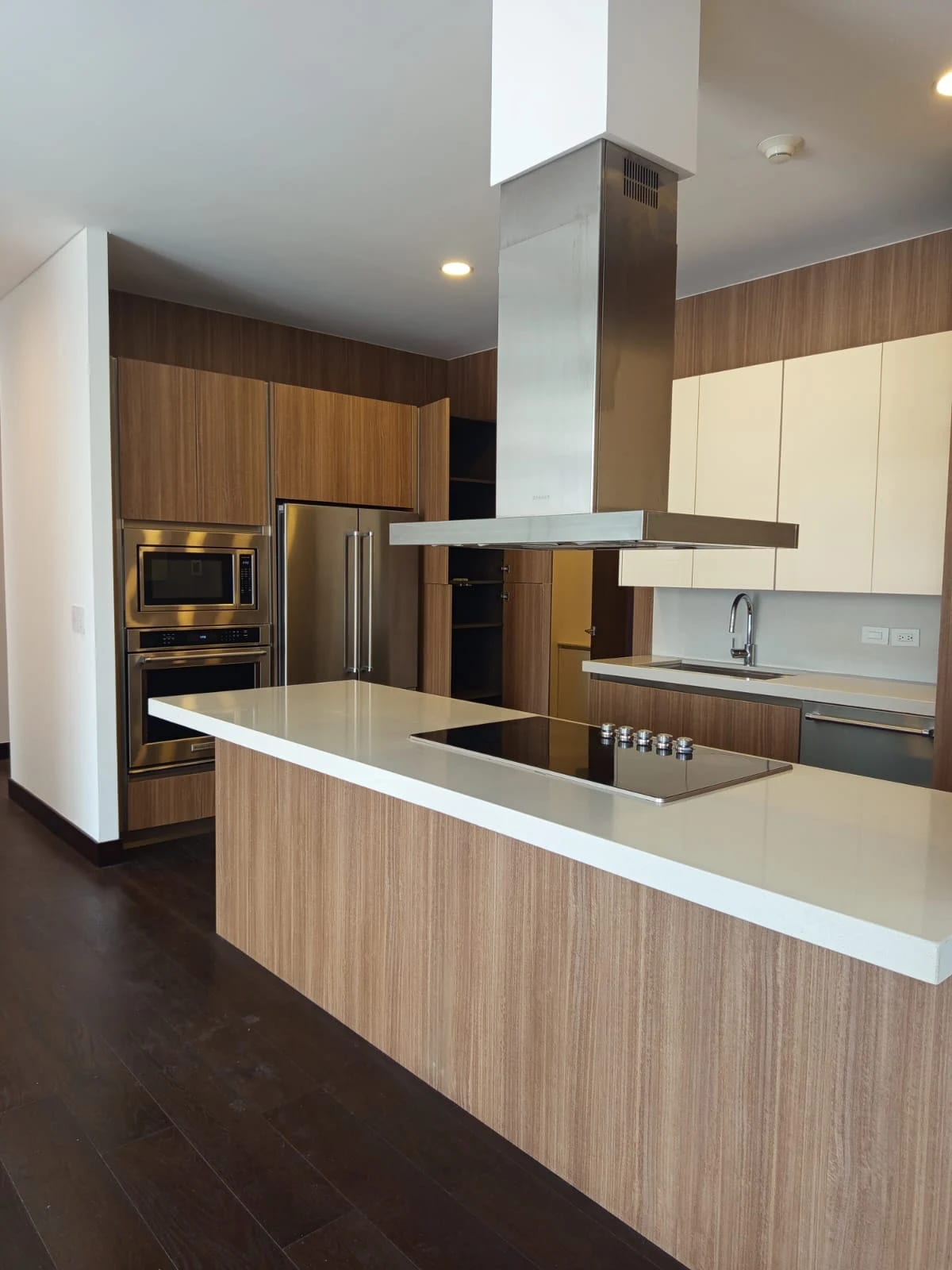 Apartamento de Lujo en Renta y Venta en zona 14 de 2 habitaciones — Apartamento en Venta en Zona 14, Guatemala, Ciudad — foto 1 de 17