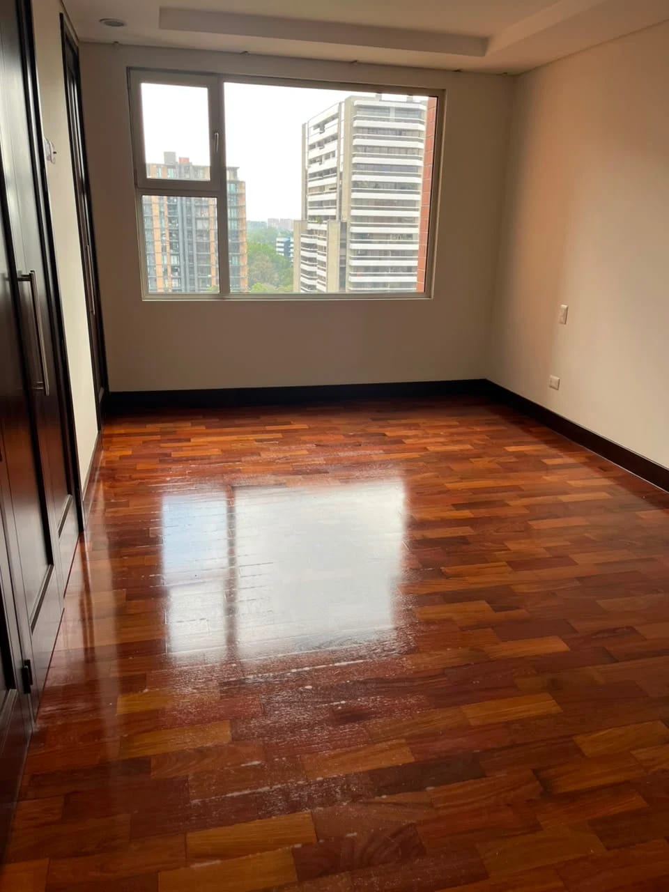 Apartamento en alquiler, Edificio Santa Sofia, zona 10 — Apartamento en Alquiler en Santa Sofía, Zona 10, Guatemala, Ciudad — foto 6 de 11