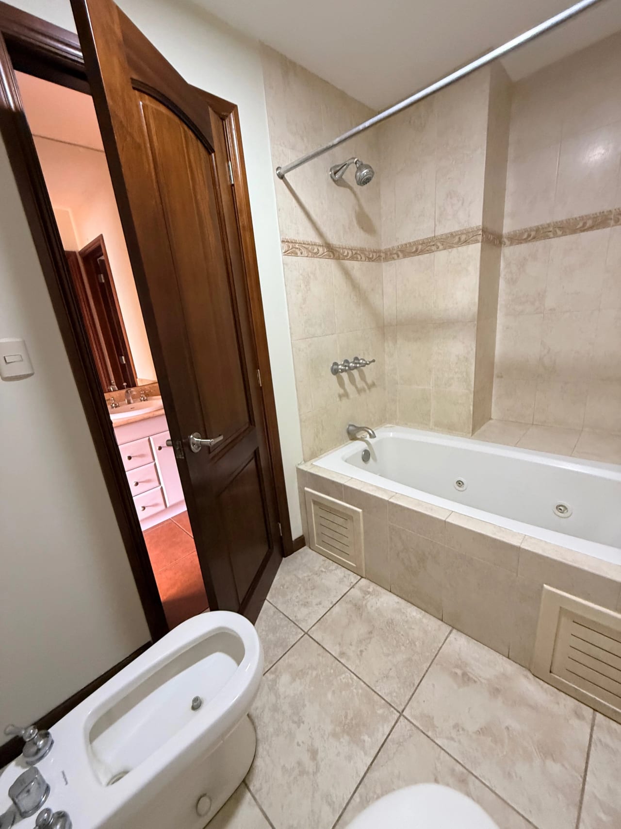 Apartamento en Alquiler, Edificio Torre del Valle, zona 10 — Apartamento en Alquiler en Torre Del Valle, Zona 10, Guatemala, Ciudad — foto 11 de 17
