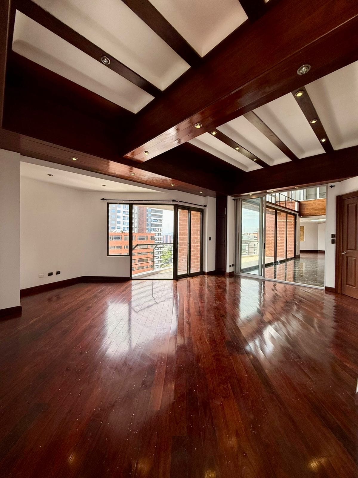 Apartamento en venta | 4 habitaciones | 2 niveles | 4 parqueos | Plenum, zona 14 — Apartamento en Venta en Zona 14, Guatemala, Ciudad — foto 5 de 15