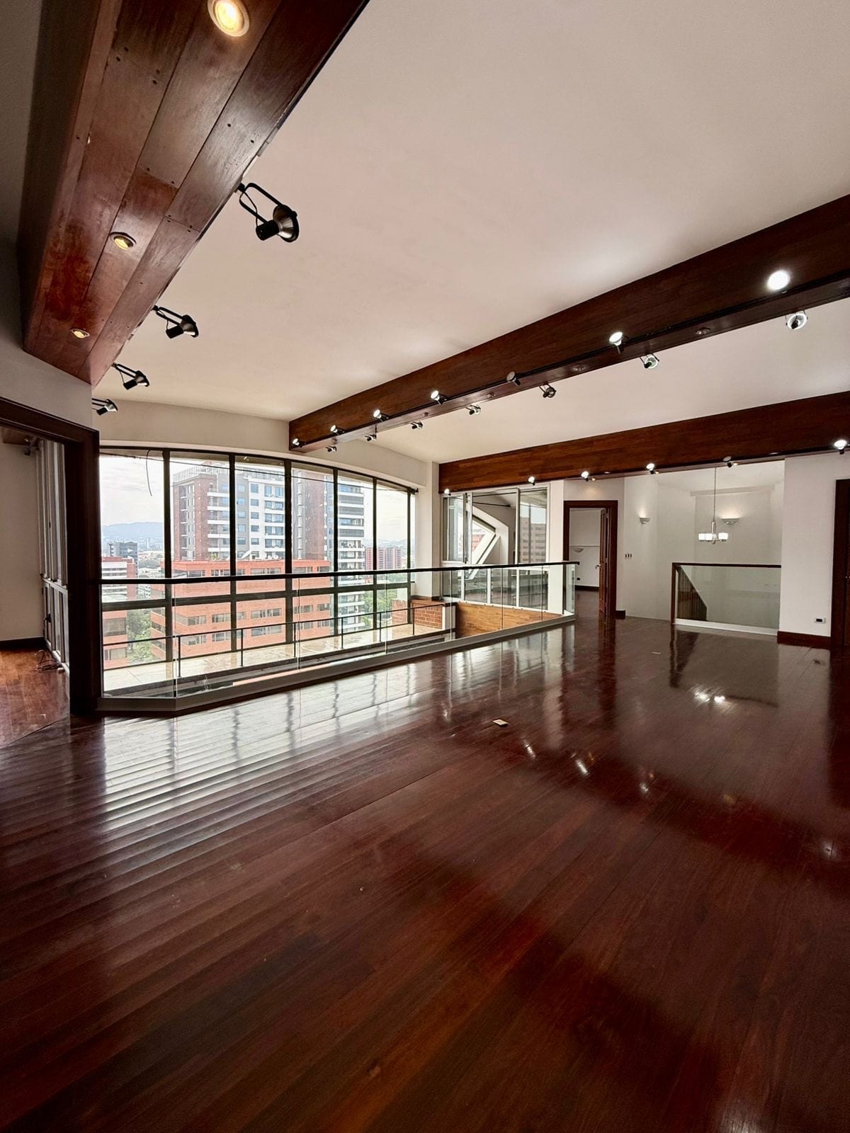 Apartamento en venta | 4 habitaciones | 2 niveles | 4 parqueos | Plenum, zona 14 — Apartamento en Venta en Zona 14, Guatemala, Ciudad — foto 7 de 15