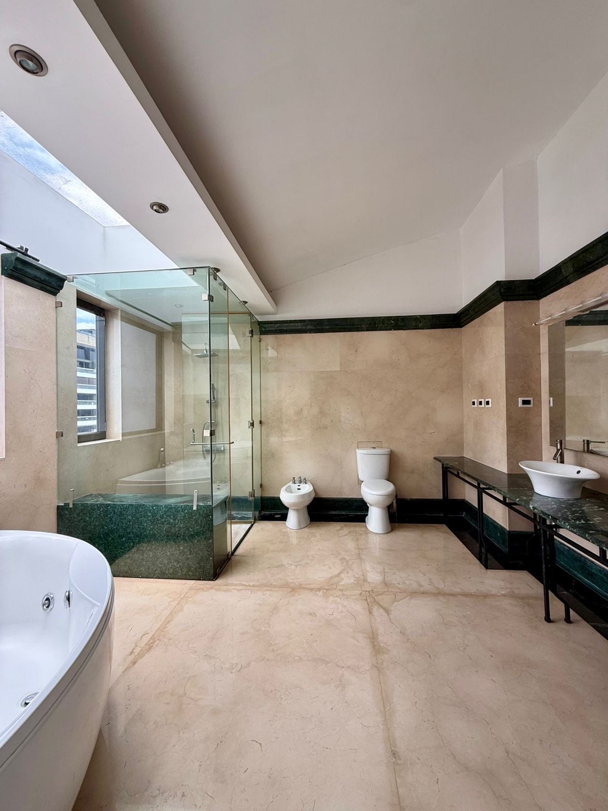 Apartamento en venta | 4 habitaciones | 2 niveles | 4 parqueos | Plenum, zona 14 — Apartamento en Venta en Zona 14, Guatemala, Ciudad — foto 10 de 15