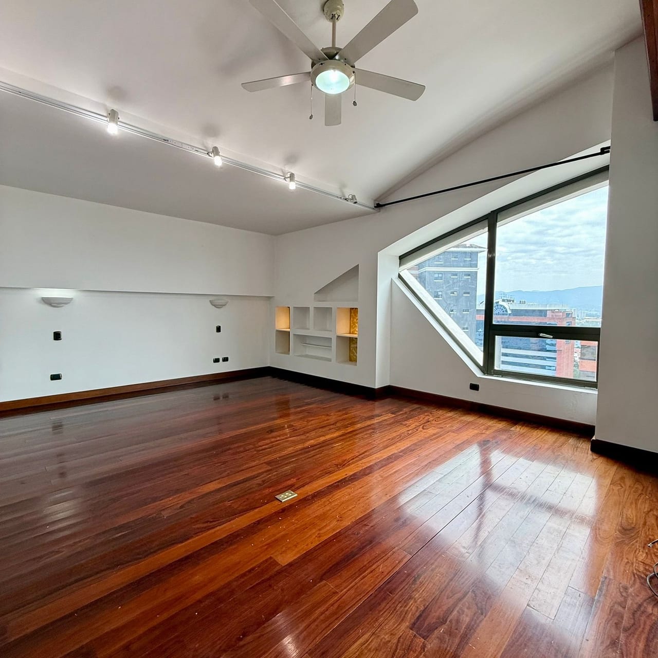 Apartamento en venta | 4 habitaciones | 2 niveles | 4 parqueos | Plenum, zona 14 — Apartamento en Venta en Zona 14, Guatemala, Ciudad — foto 14 de 15