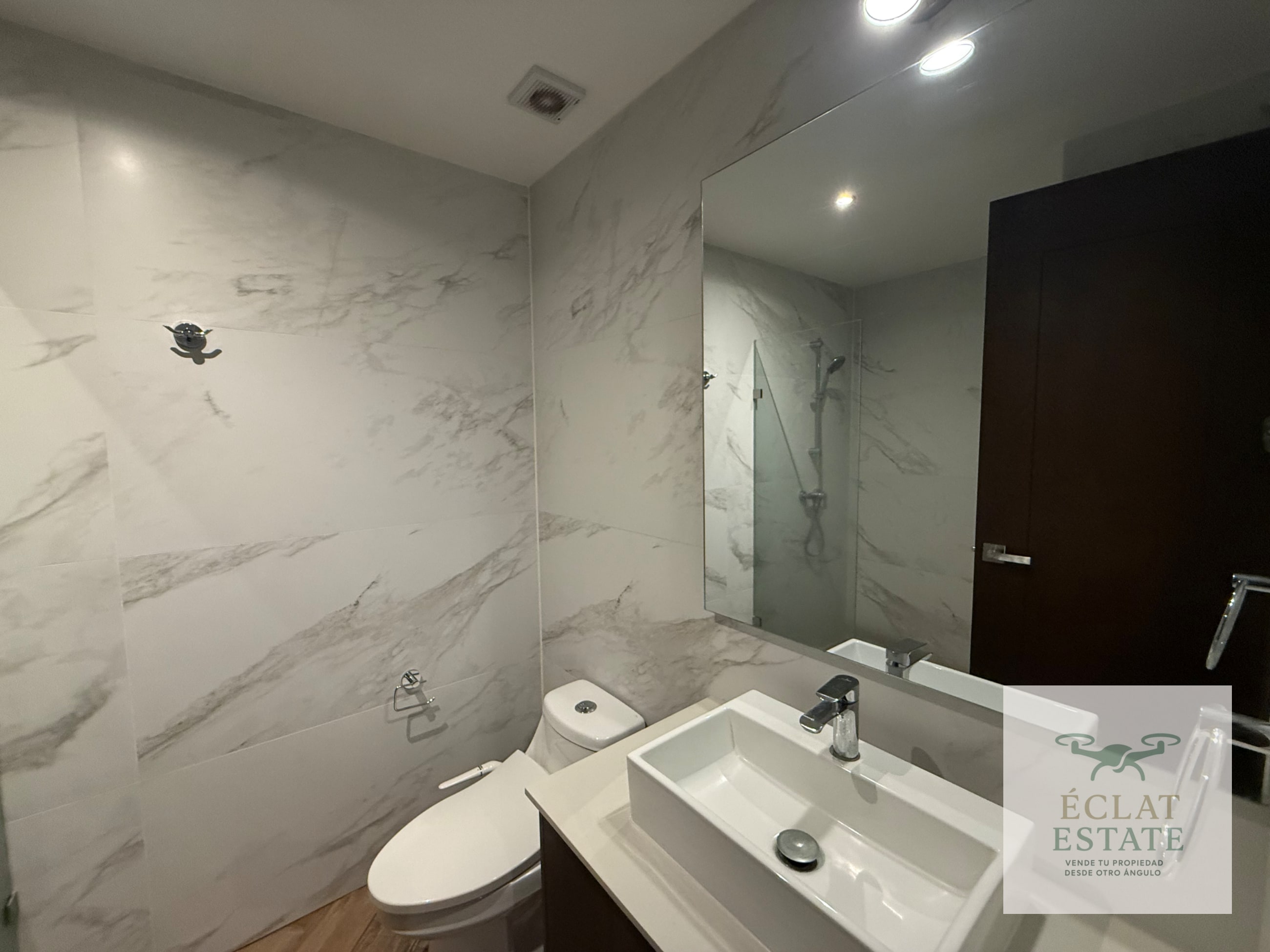 Apartamento de 3 habitaciones + hab. de servicio en renta en zona 10 - 8