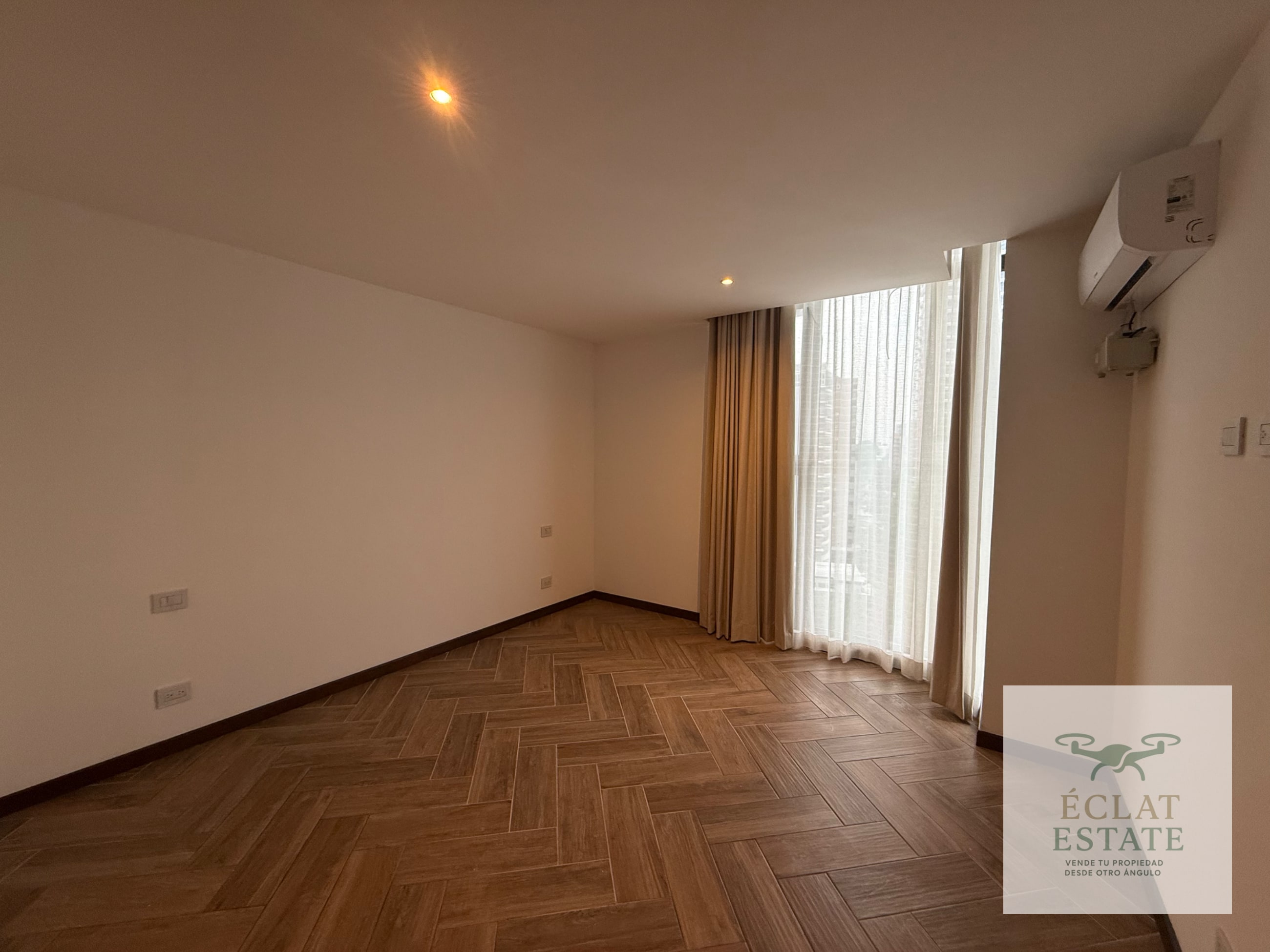 Apartamento de 3 habitaciones + hab. de servicio en renta en zona 10 - 9