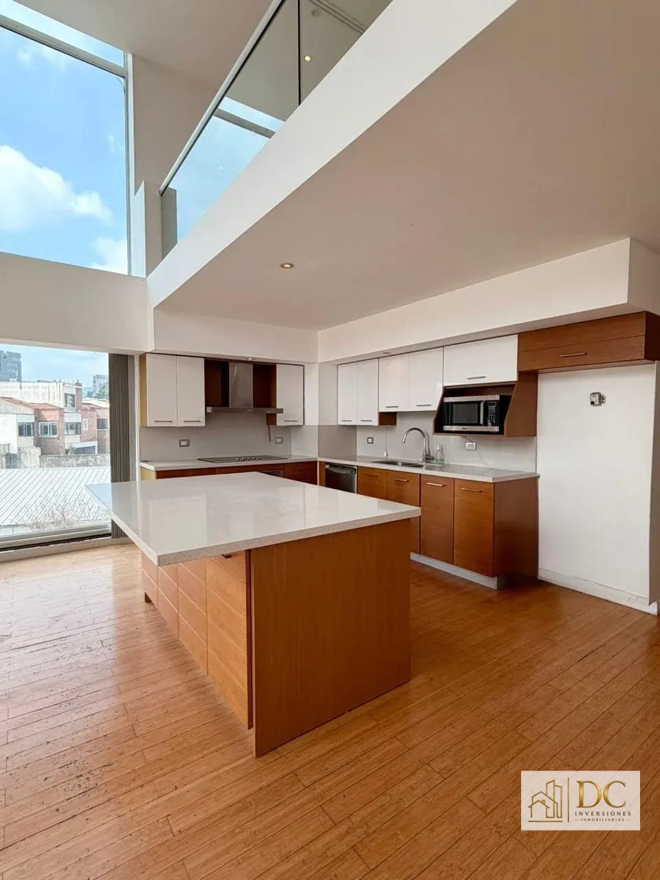 📍 APARTAMENTO EN RENTA – 2 HAB + DOBLE ALTURA | EDIFICIO ATRIUM | ZONA 10 — Apartamento en Alquiler en Atrium, Zona 10, Guatemala, Ciudad — foto 3 de 14