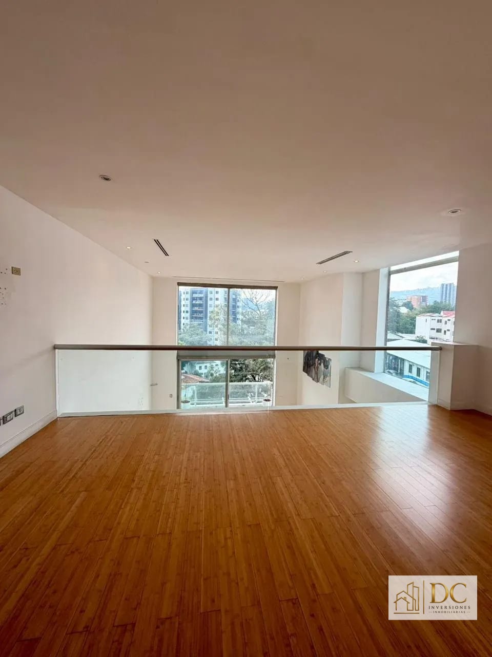 📍 APARTAMENTO EN RENTA – 2 HAB + DOBLE ALTURA | EDIFICIO ATRIUM | ZONA 10 — Apartamento en Alquiler en Atrium, Zona 10, Guatemala, Ciudad — foto 7 de 14