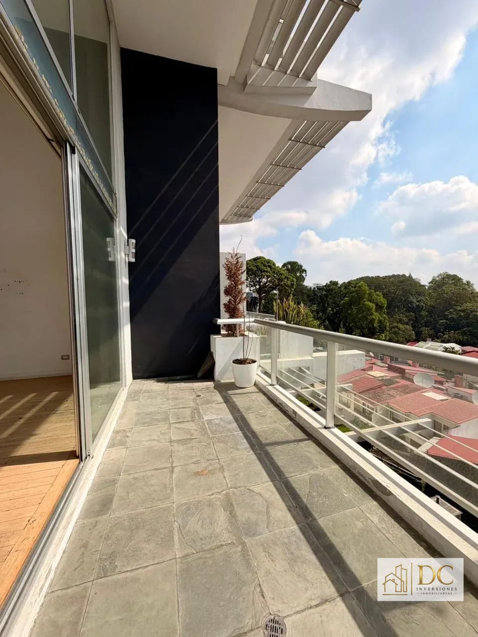 📍 APARTAMENTO EN RENTA – 2 HAB + DOBLE ALTURA | EDIFICIO ATRIUM | ZONA 10 — Apartamento en Alquiler en Atrium, Zona 10, Guatemala, Ciudad — foto 10 de 14