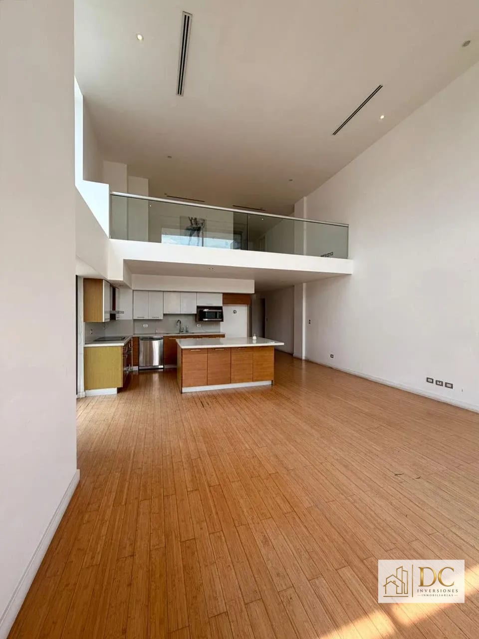 📍 APARTAMENTO EN VENTA – 2 HAB + DOBLE ALTURA | EDIFICIO ATRIUM | ZONA 10 — Apartamento en Venta en Atrium, Zona 10, Guatemala, Ciudad — foto 2 de 14