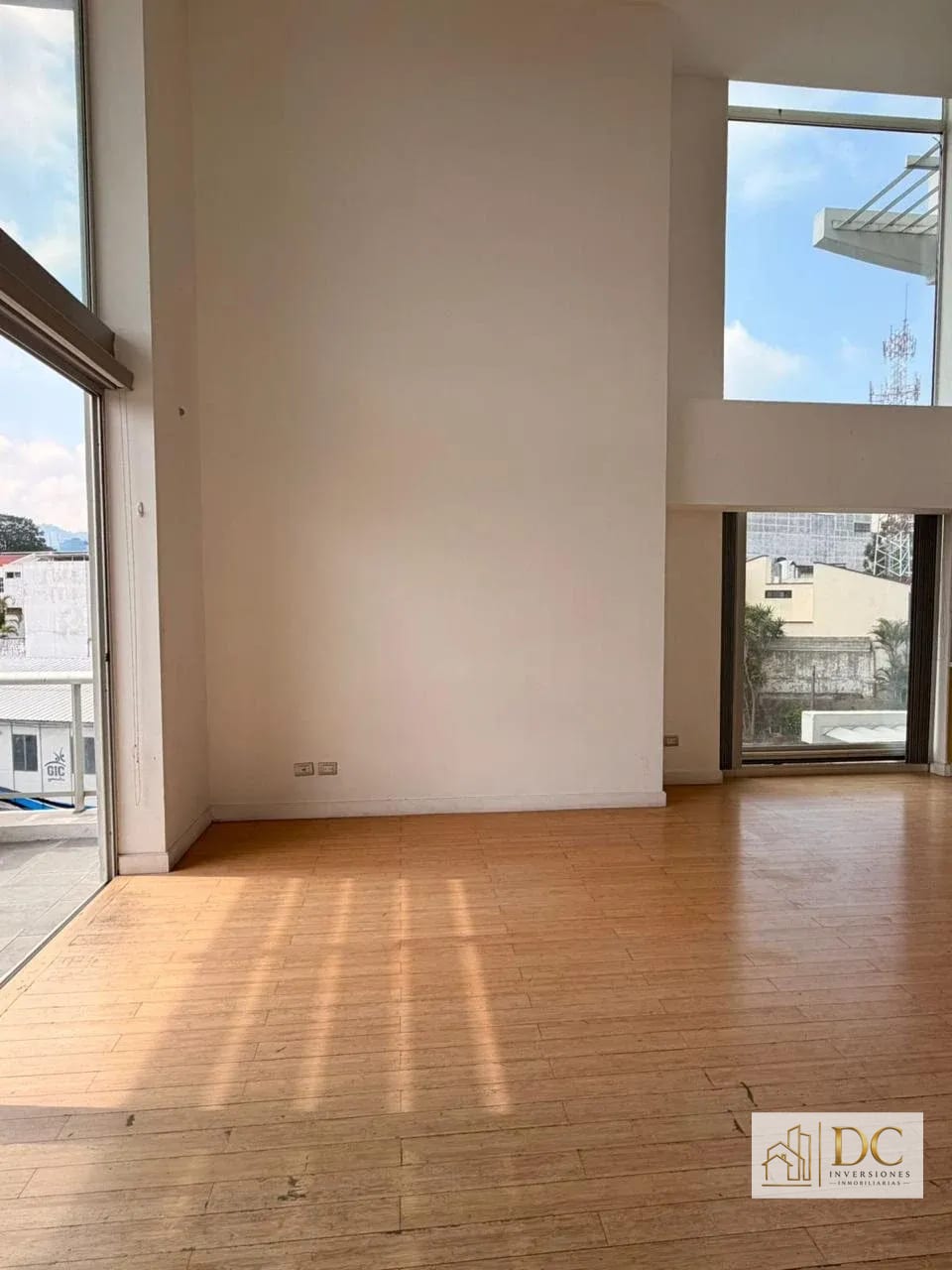 📍 APARTAMENTO EN VENTA – 2 HAB + DOBLE ALTURA | EDIFICIO ATRIUM | ZONA 10 — Apartamento en Venta en Atrium, Zona 10, Guatemala, Ciudad — foto 9 de 14