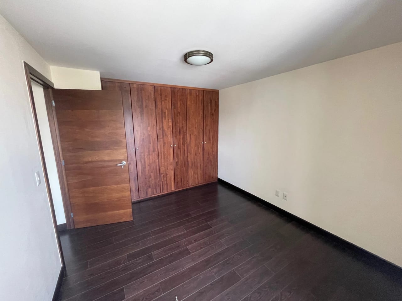 Rento apartamento en Zona 14 EDIFICIO EXCLUSIVO CERCA EUROPLAZA — Apartamento en Alquiler en Catania, Zona 14, Guatemala, Ciudad — foto 8 de 17