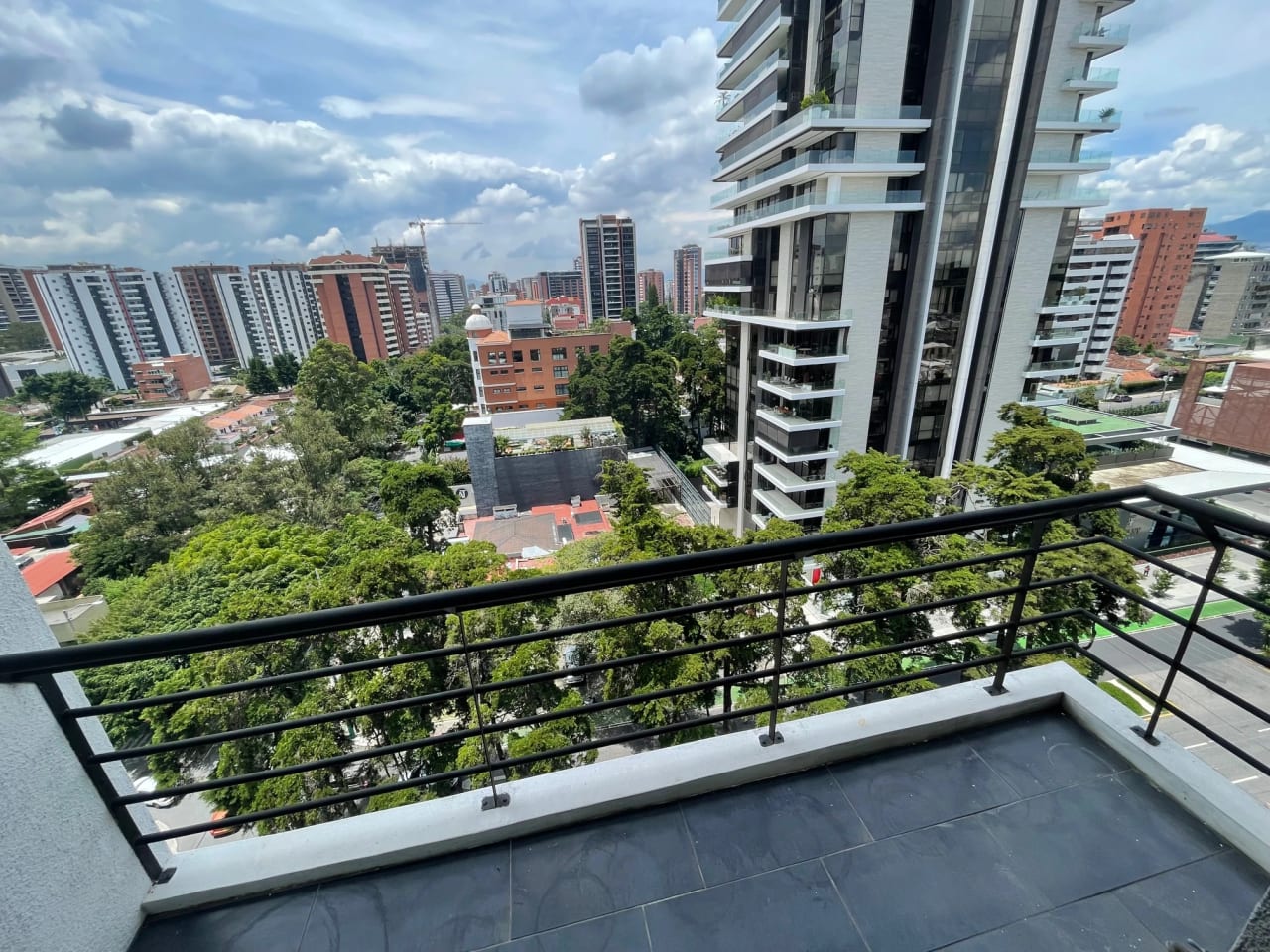Rento apartamento de 3 dormitorios en Zona 14 CERCA DE EUROPLAZA — Apartamento en Alquiler en Catania, Zona 14, Guatemala, Ciudad — foto 2 de 17