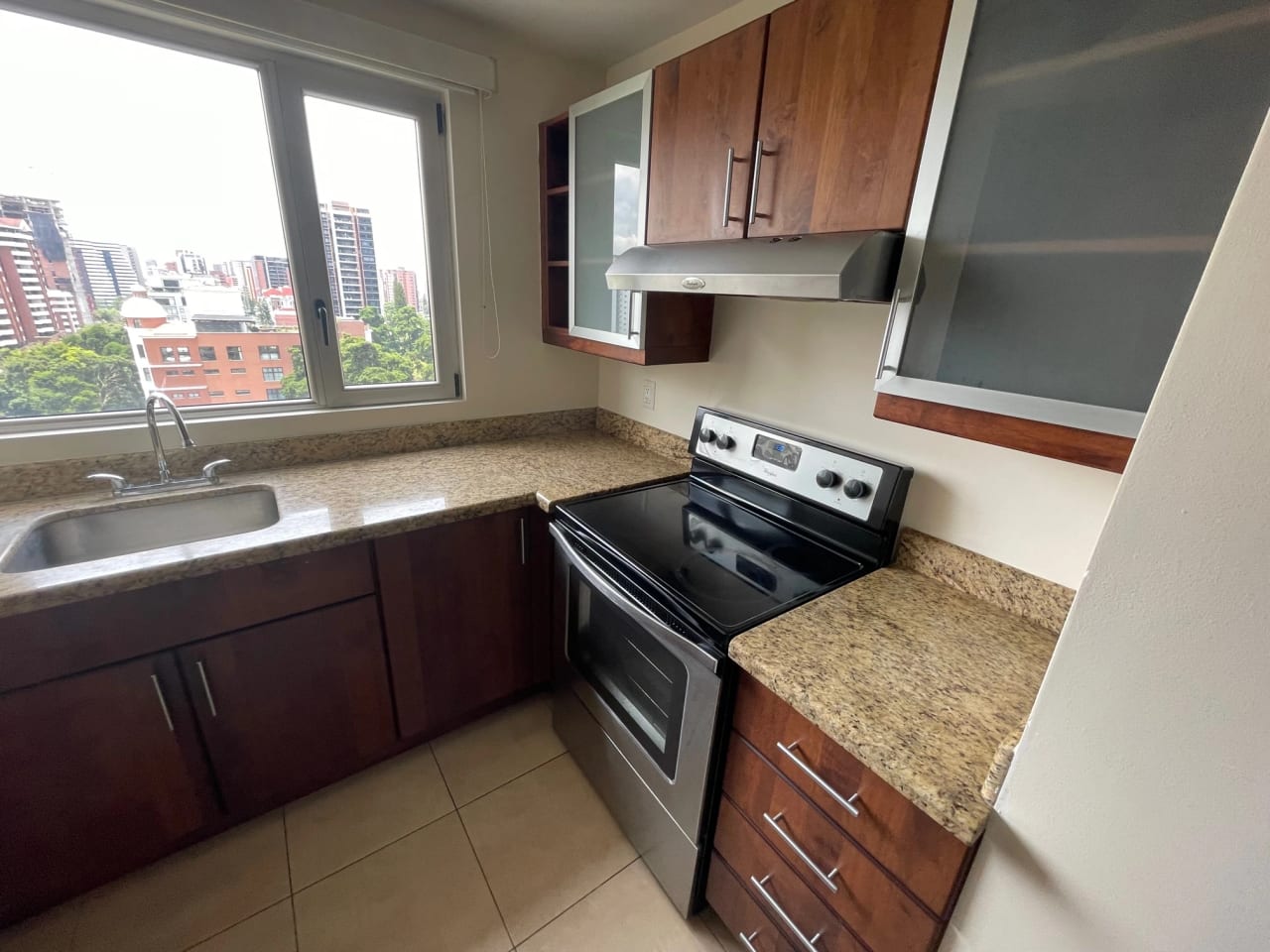 Rento apartamento de 3 dormitorios en Zona 14 CERCA DE EUROPLAZA — Apartamento en Alquiler en Catania, Zona 14, Guatemala, Ciudad — foto 5 de 17