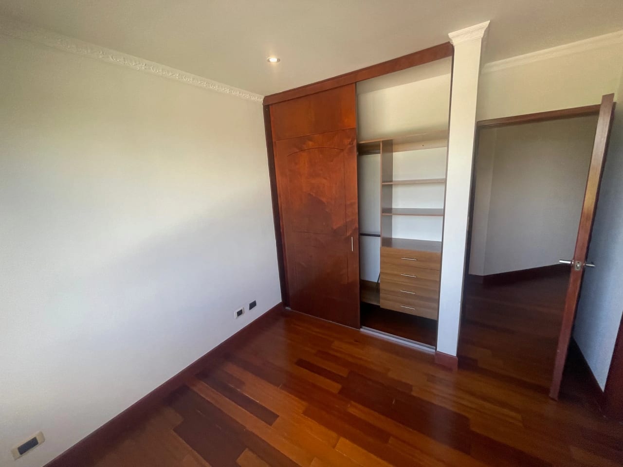 Rento apartamento en Oakland EDIFICIO EXCLUSIVO CERCA DE OAKLAND MALL — Apartamento en Alquiler en Oakland I, Zona 10, Guatemala, Ciudad — foto 16 de 17