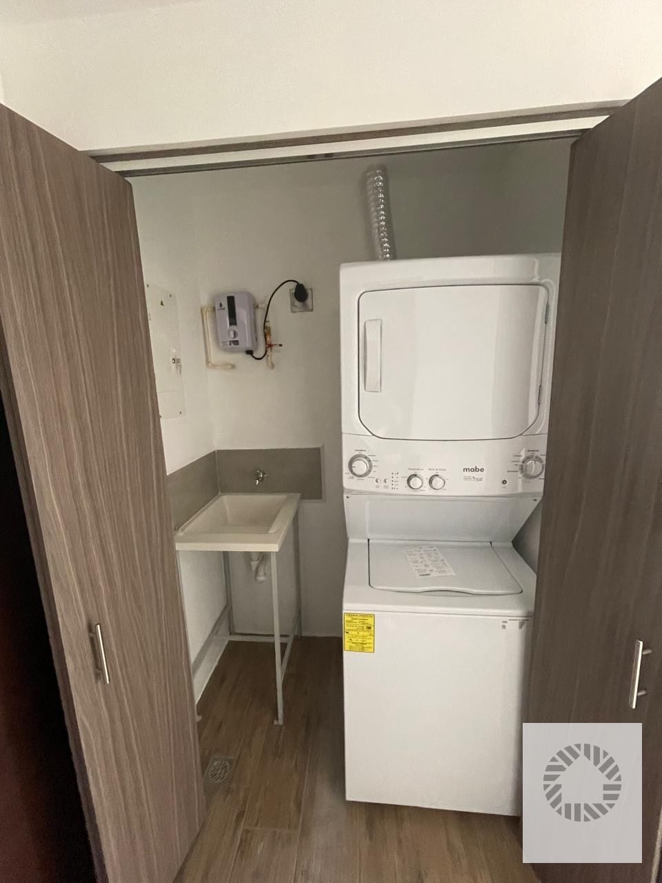 Bonito Apartamento — Apartamento en Alquiler en Casalini Diagonal 6, Zona 10, Guatemala, Ciudad — foto 7 de 11