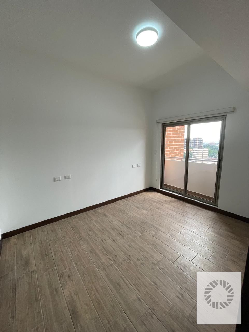 Bonito Apartamento — Apartamento en Alquiler en Casalini Diagonal 6, Zona 10, Guatemala, Ciudad — foto 8 de 11