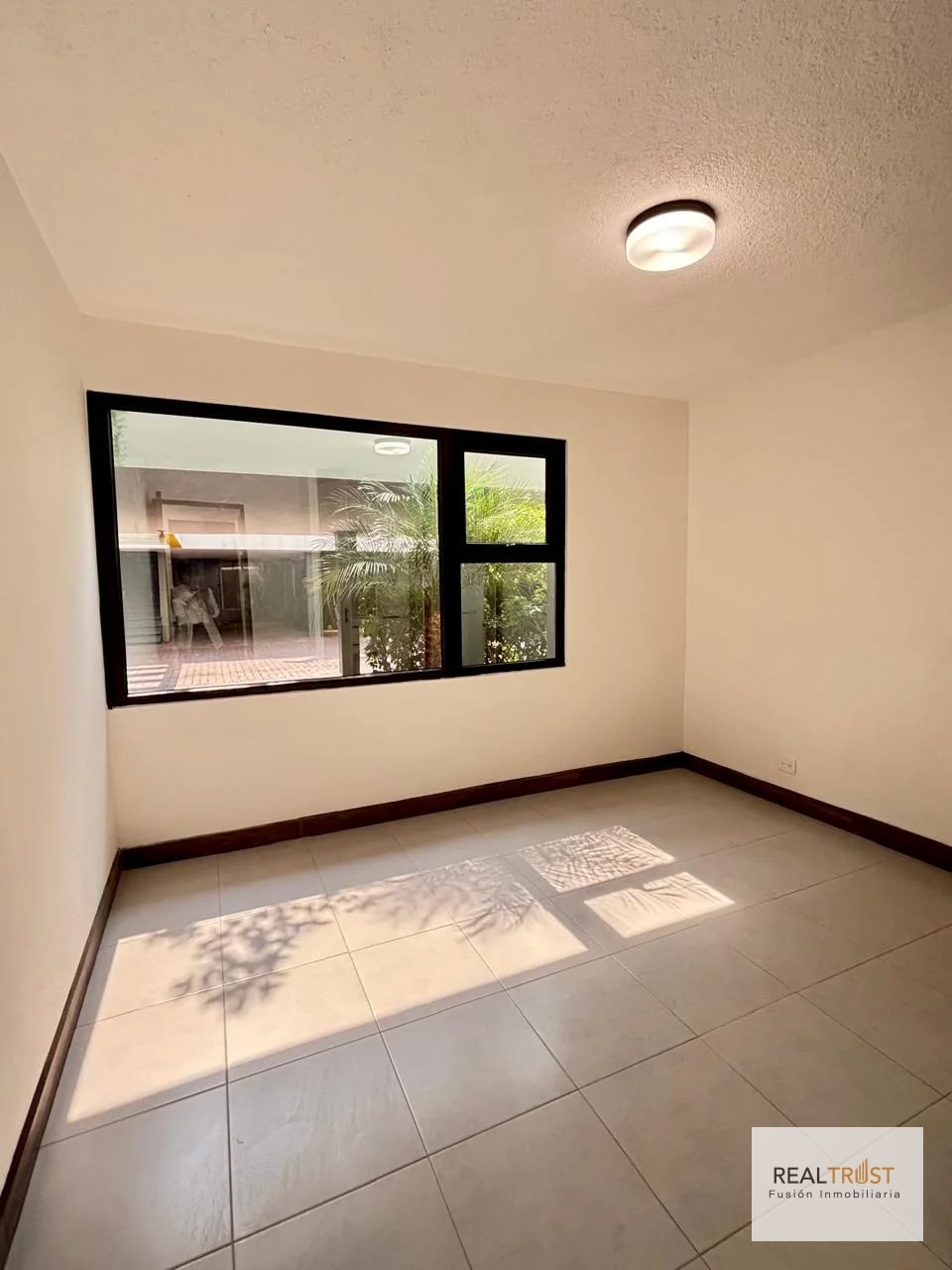 APARTAMENTO EN RENTA EN PRIMER NIVEL Y REMODELADO ZONA 10 - 5