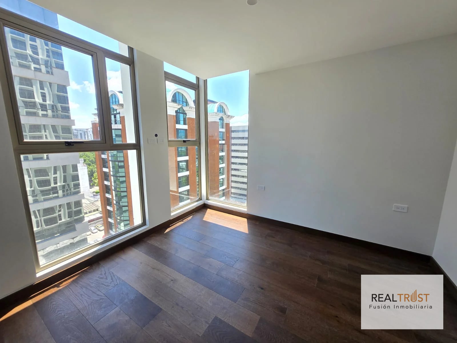Apartamento nuevo en renta Edificio Atarah corazón de zona 10 - 1