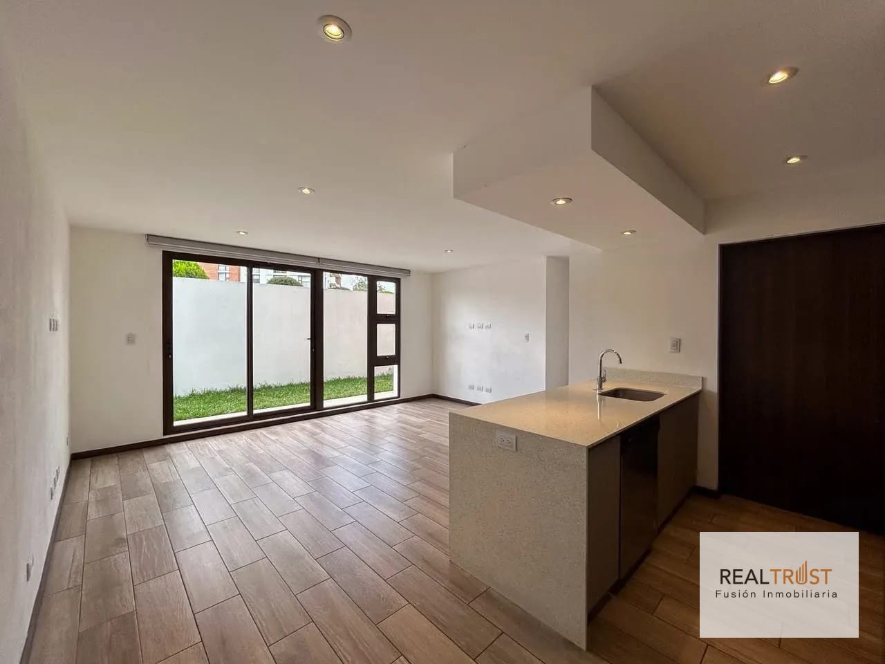 En Venta Apartamento con Jardín San Isidro 2021, Zona 16 — Apartamento en Venta en Zona 16, Guatemala, Ciudad — foto 1 de 12