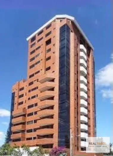 Amplio apartamento Torre Condesa zona 14 — Apartamento en Alquiler en Zona 14, Guatemala, Ciudad — foto 4 de 11