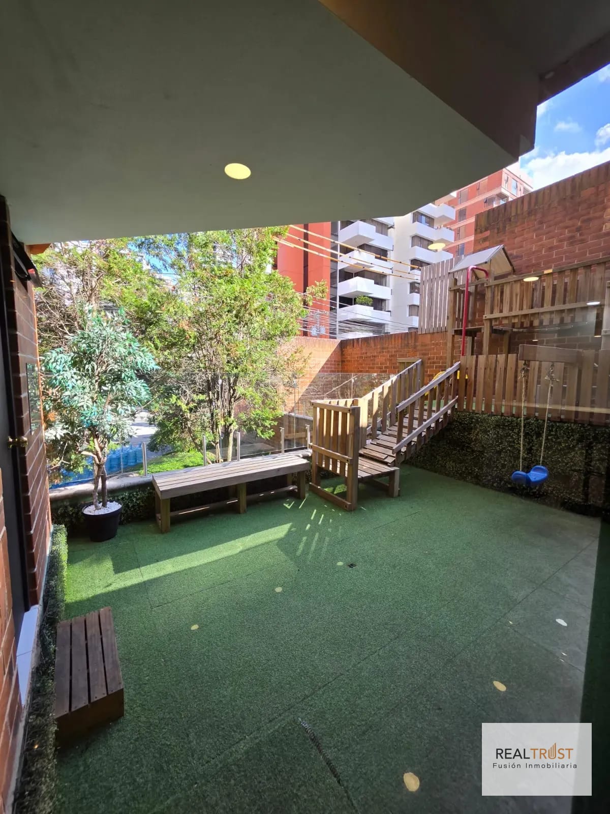Amplio apartamento Torre Condesa zona 14 — Apartamento en Alquiler en Zona 14, Guatemala, Ciudad — foto 10 de 11