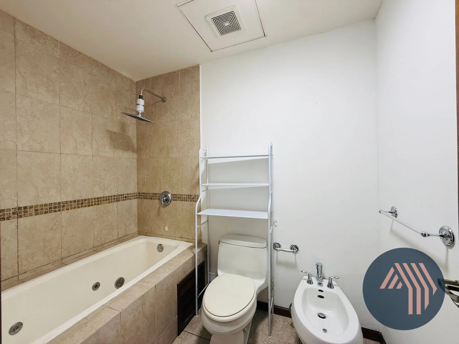 ALQUILER DE CÉNTRICO Y LINDO APARTAMENTO - TORRE DEL VALLE, ZONA 10 - 11