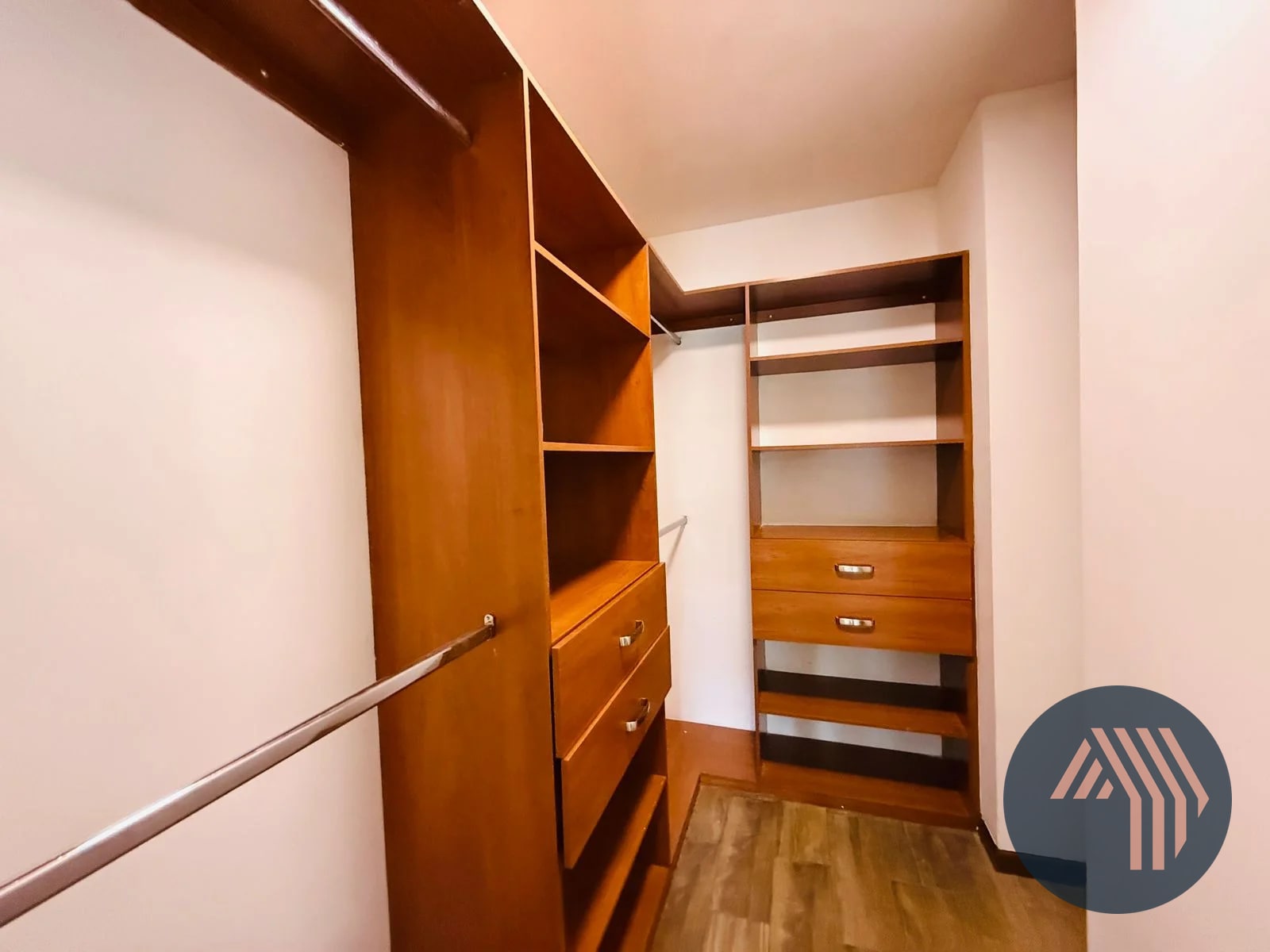 ALQUILER DE CÉNTRICO Y LINDO APARTAMENTO - TORRE DEL VALLE, ZONA 10 - 12