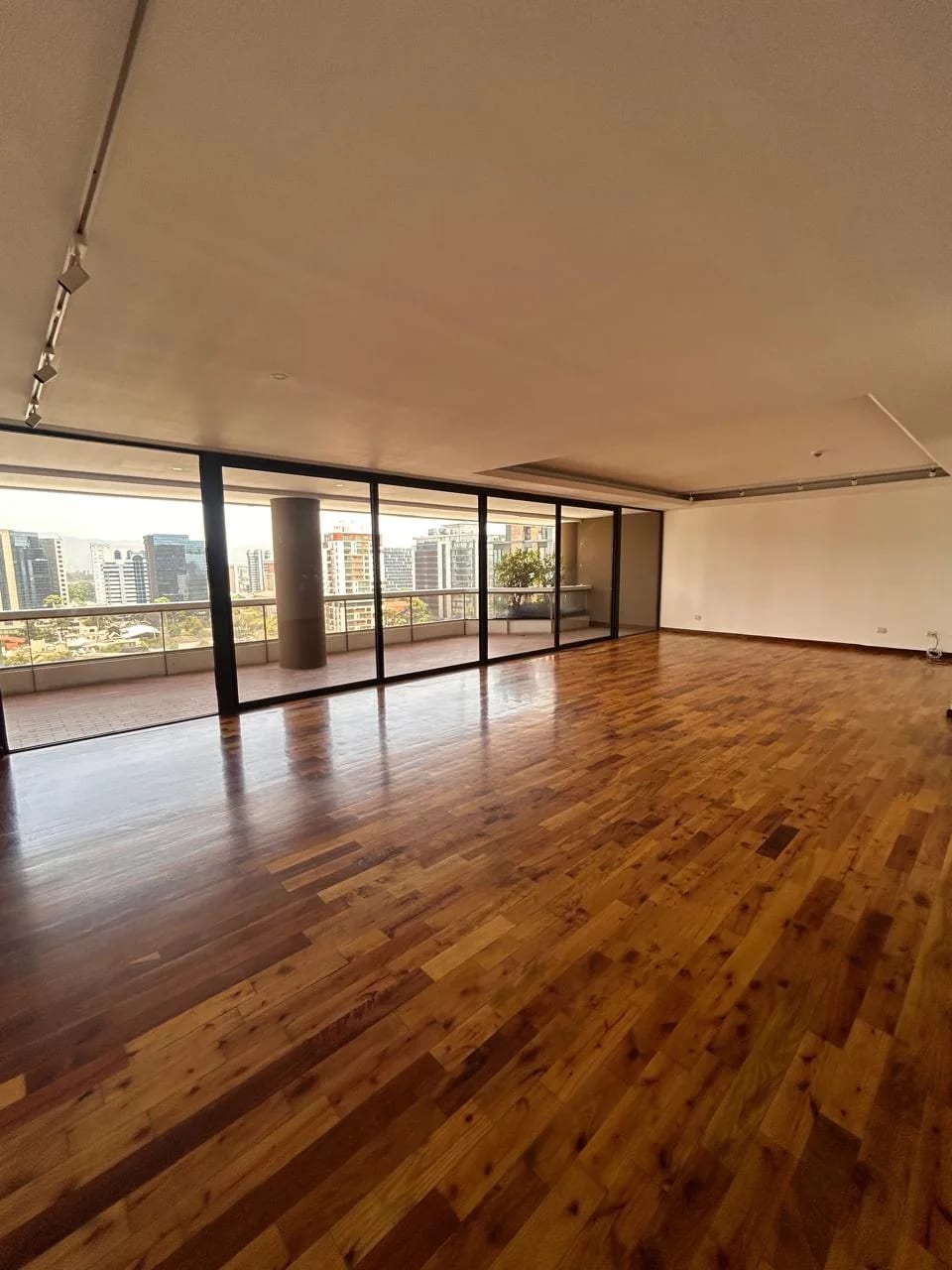 Amplio Apartamento en Venta Tiffany Zona 10 — Apartamento en Venta en Tiffany II, Zona 10, Guatemala, Ciudad — foto 6 de 16