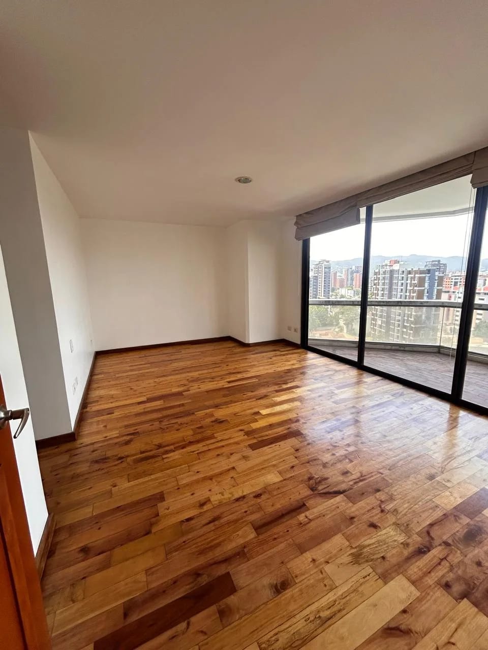 Amplio Apartamento en Venta Tiffany Zona 10 — Apartamento en Venta en Tiffany II, Zona 10, Guatemala, Ciudad — foto 10 de 16