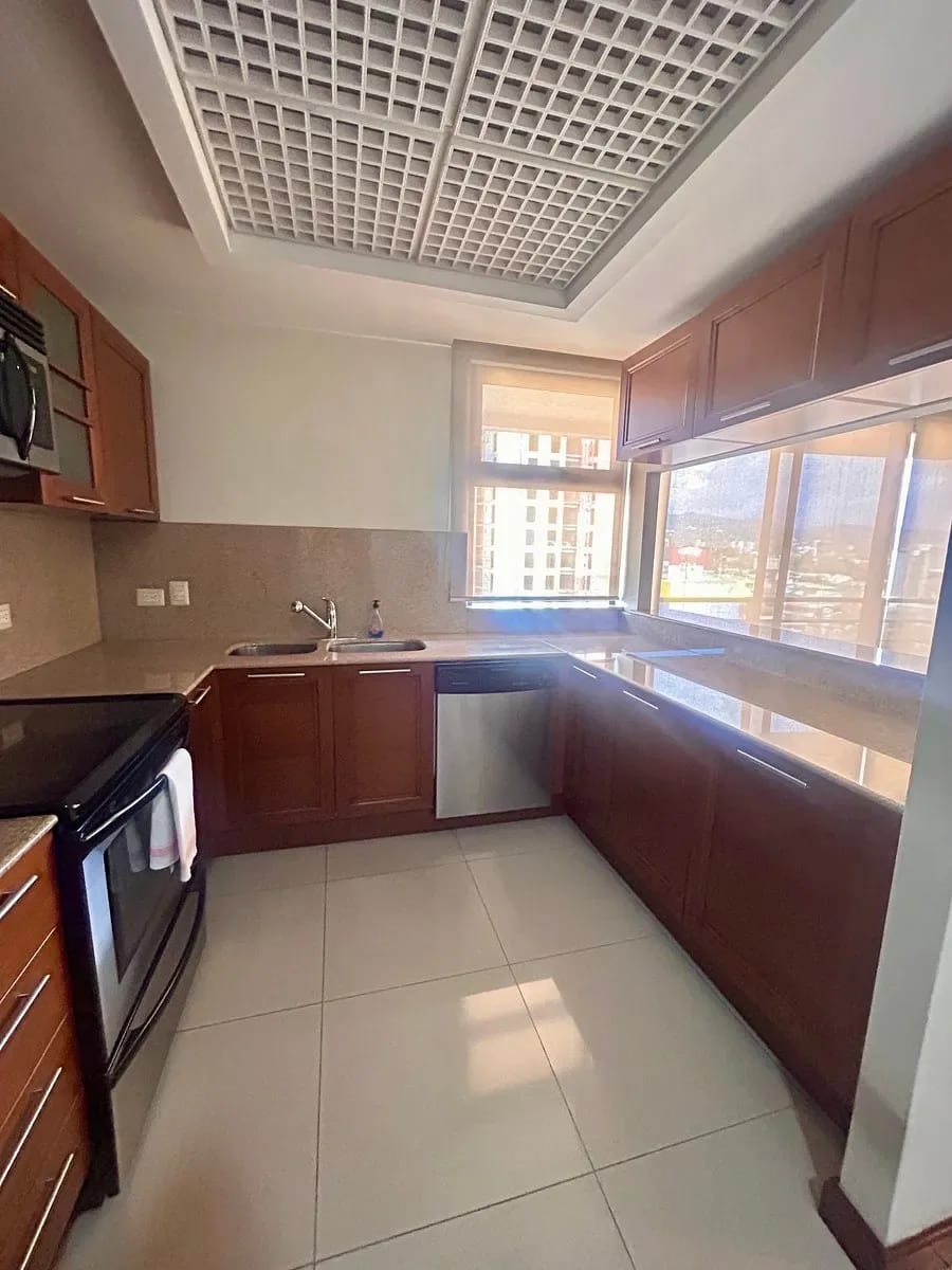 Amplio Apartamento en Edificio Clásico de Alta Plusvalía — Apartamento en Venta en Zona 10, Guatemala, Ciudad — foto 3 de 10