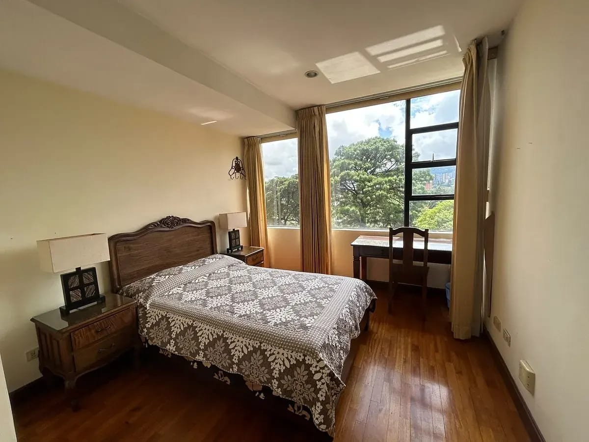 Amplio Amueblado Apartamento Edificio Clásico Milenia — Apartamento en Alquiler en Milenia, Zona 10, Guatemala, Ciudad — foto 7 de 8
