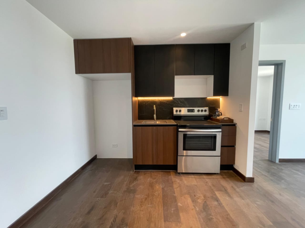 ✨ APARTAMENTO EN RENTA EN EL CORAZÓN DE ZONA 10✨ — Apartamento en Alquiler en Zona 10, Guatemala, Ciudad — foto 3 de 11