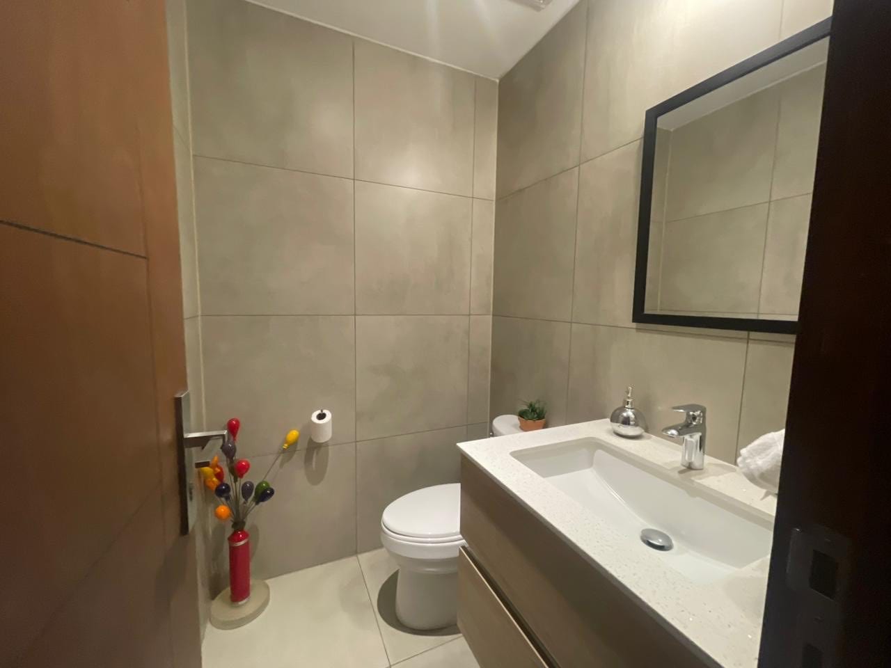 Apartamento en Zona 10 | Balcones | 4 parqueos |Habitaciones con baño — Apartamento en Venta en Zona 10, Guatemala, Ciudad — foto 8 de 12