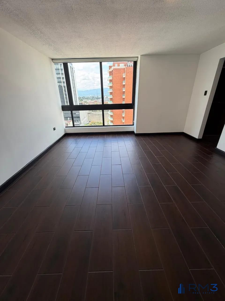 Dormitorio Principal — ALQUILER: Penthouse Remodelado en Edificio Canamco zona 10 — Apartamento en Alquiler en Canamco, Zona 10, Guatemala, Ciudad — foto 6 de 15