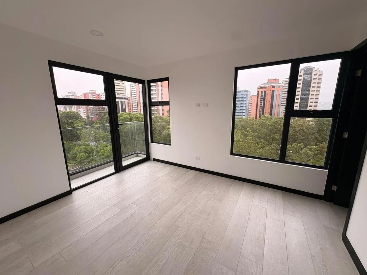 Comedor — Amplio apartamento en VERDU ZONA 13, 99.96mtr2 Tres dormitorios — Apartamento en Venta en Verdú, Zona 13, Guatemala, Ciudad — foto 2 de 13